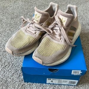Adidas Swift run J girls size 4 Ashpea, gold & white. Super cute & comfy!